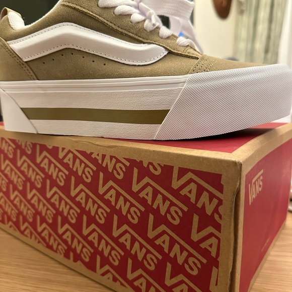 NWT! Women’s Vans Sneakers - size 8.5 - Picture 4 of 5